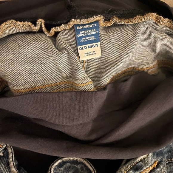 Old Navy Maternity Full Panel Super Skinny Ripped Jeans - Picture 3 of 3
